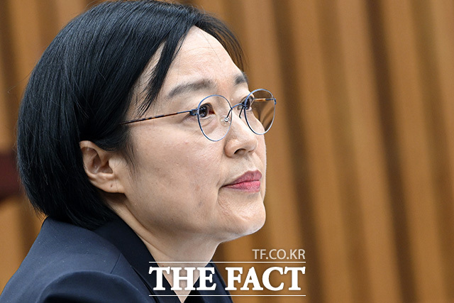 '인사청문회 마지막 날' 의원 질의 듣는 한 후보자.