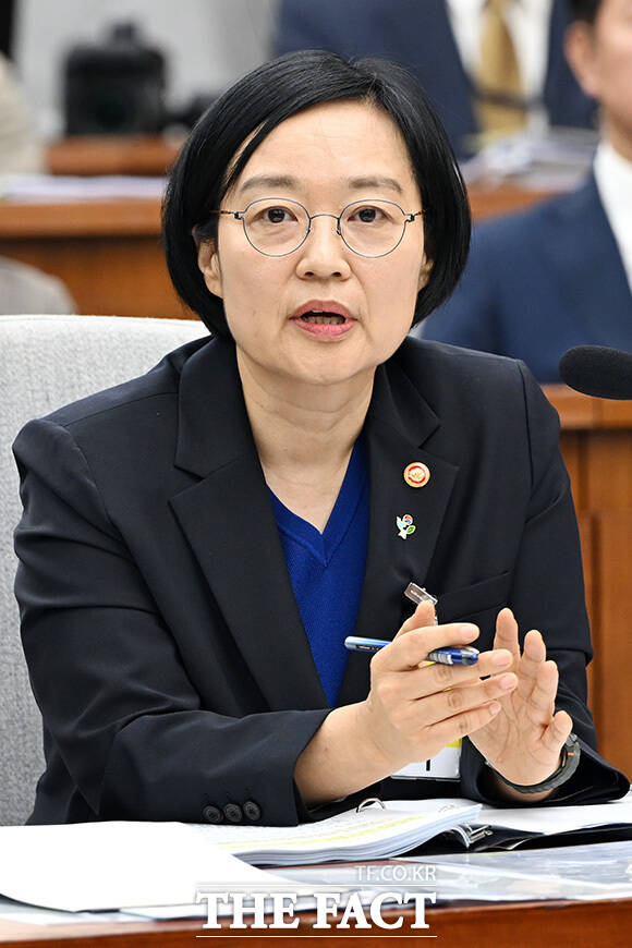 '인사청문회 마지막 날' 의원 질의 듣는 한 후보자.