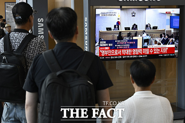 대합실 TV 화면에 김 씨의 모습이 방송되고 있다.