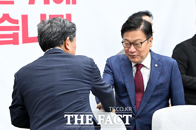 원내대책회의에서 발언하는 정점식 국민의힘 원내대표.