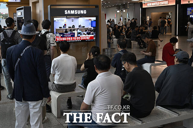 대합실 TV 화면에 김 씨의 모습이 방송되고 있다.