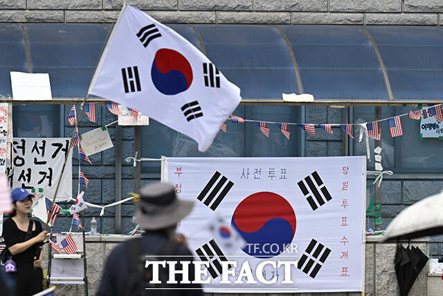 시위대가 구호를 외치고 있다.
