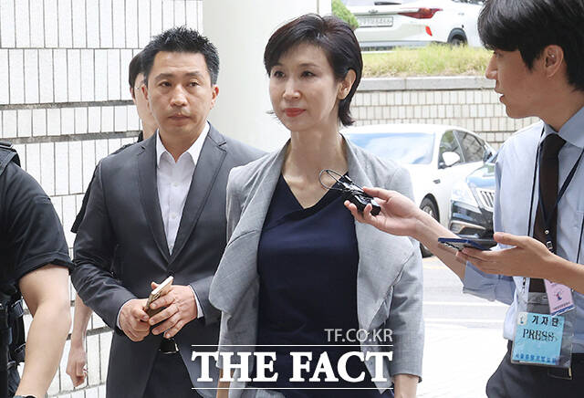 최태원 SK그룹 회장(왼쪽)과 노소영 아트센터 나비 관장이 26일 오전 서울 서초구 서울고등법원에서 열린 재산 분할 파기환송심 2차 변론기일에 출석하고 있다. /배정한 기자