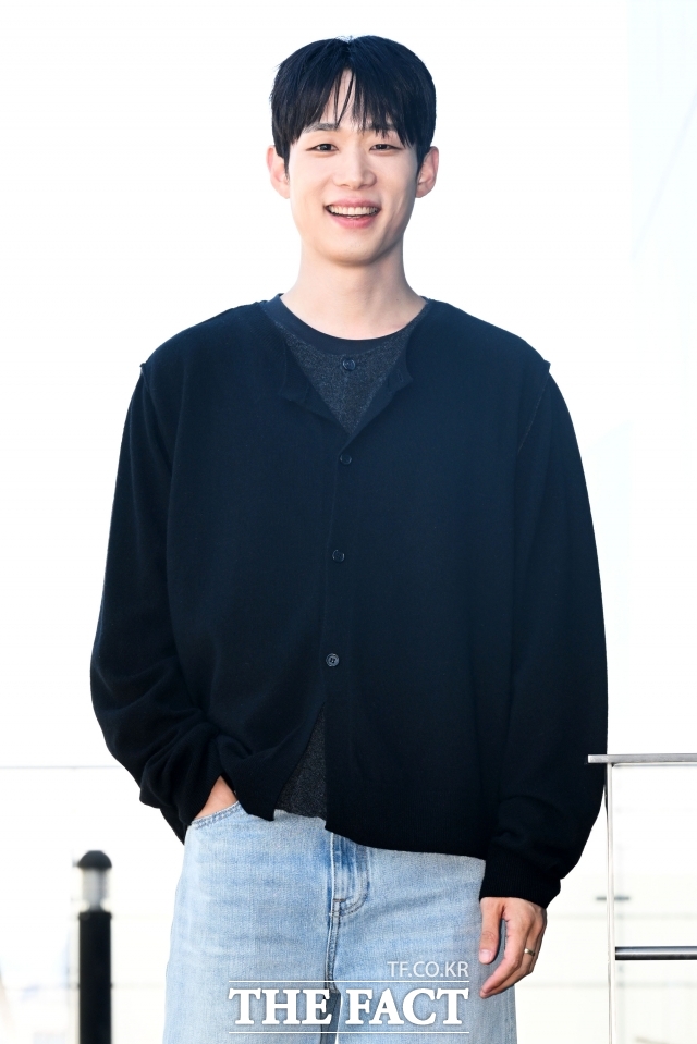 배우 이찬용이 23일 오후 서울 마포구 상암동 <더팩트> 사옥에서 인터뷰에 앞서 포즈를 취하고 있다. /서예원 기자