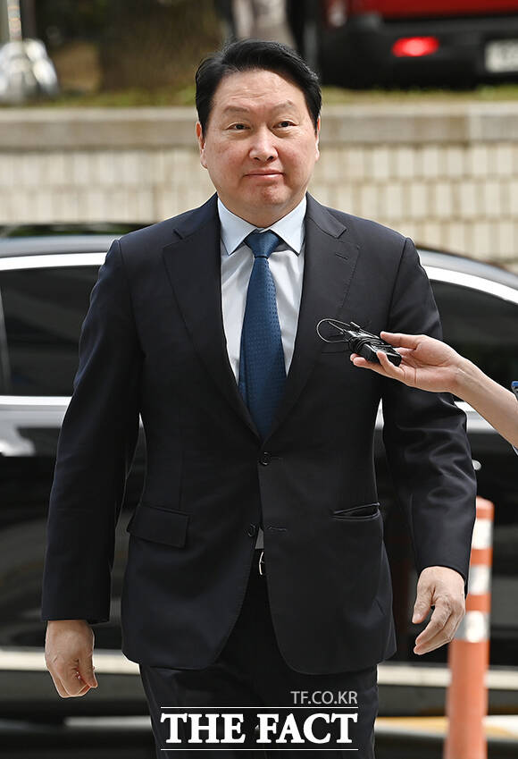 최태원 SK그룹 회장이 26일 서울 서초구 서울고등법원에서 열린 재산 분할 파기환송심 2차 변론기일에 출석하고 있다. /배정한 기자
