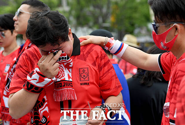 대한민국과 남아프리카 공화국의 2026 국제축구연맹(FIFA) 북중미월드컵 조별리그 A조 3차전 열린 25일 오전 서울 종로구 광화문광장에서 한 시민이 패배가 확정되자 눈물을 흘리고 있다./광화문=박상민 기자