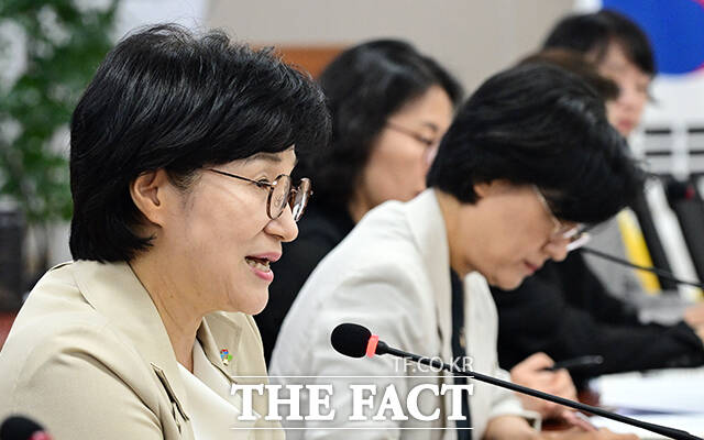 원민경 성평등가족부 장관이 26일 오전 서울 종로구 정부서울청사에서 열린 제37차 성평등정책담당관 협의체 회의에 참석해 모두발언을 하고 있다. /임영무 기자