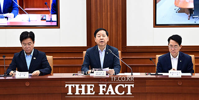 구윤철 부총리 겸 재정경제부 장관(왼쪽 두 번째)이 26일 오전 서울 종로구 정부서울청사에서 열린 비상경제본부회의 겸 경제관계장관회의에 참석해 모두발언을 하고 있다. /임영무 기자