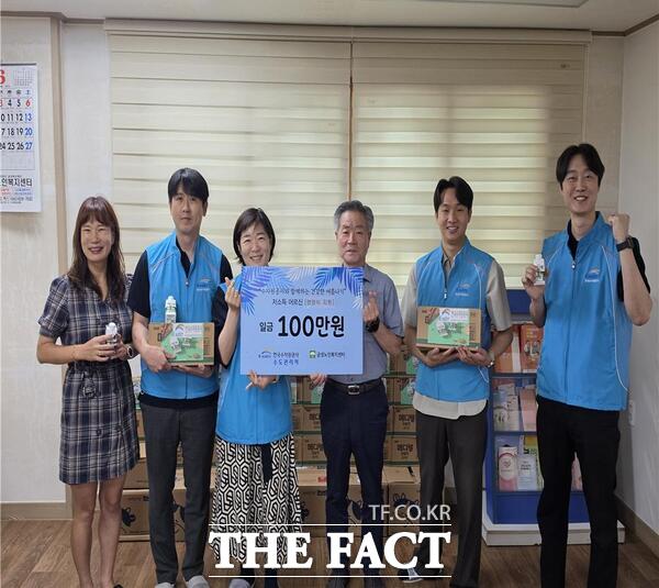 한국수자원공사 수도관리처(사진 왼쪽부터 세 번째) 물사랑나눔단이 26일 독거 어르신들을 위해 100만 원을 대전시 동구 삼성동 금성복지재단 금성노인복지센터(왼쪽부터 네 번째)에 후원했다. /금성노인복지센터