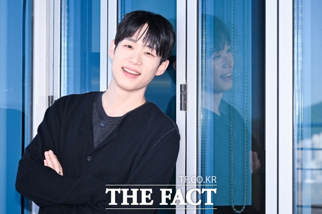 배우 이찬용이 23일 오후 서울 마포구 상암동 <더팩트> 사옥에서 인터뷰에 앞서 포즈를 취하고 있다. /서예원 기자