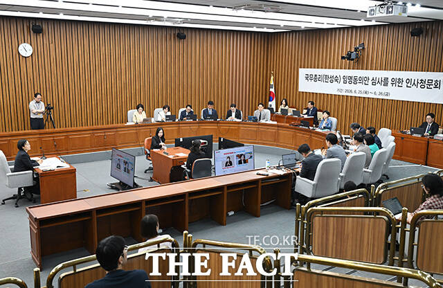 '인사청문회 마지막 날' 의원 질의 듣는 한 후보자.