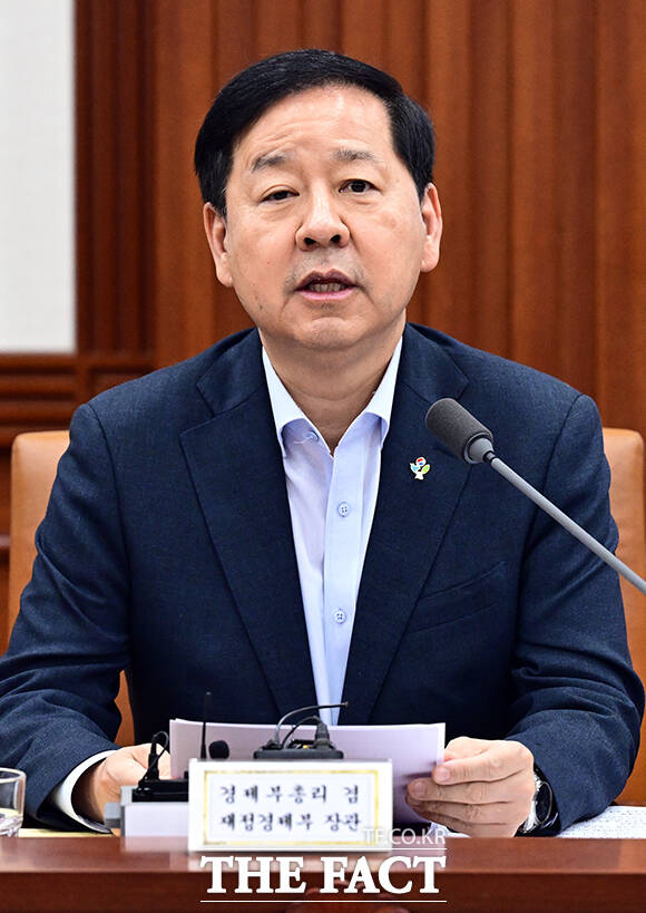 구윤철 부총리 겸 재정경제부 장관(왼쪽 두 번째)이 26일 오전 서울 종로구 정부서울청사에서 열린 비상경제본부회의 겸 경제관계장관회의에 참석해 모두발언을 하고 있다. /임영무 기자