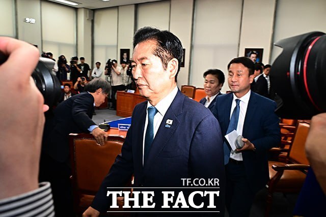 정청래 전 민주당 대표가 지난 24일 오전 서울 여의도 국회에서 열린 최고위원회의에 참석해 당대표 사퇴 선언을 한 뒤 회의실을 나서는 모습. /배정한 기자