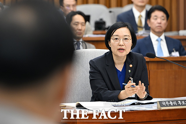 '인사청문회 마지막 날' 의원 질의 듣는 한 후보자.