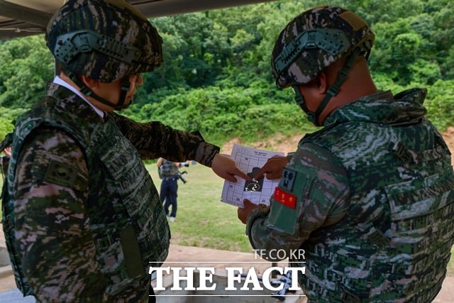 이재명 대통령이 24일 해병대 연평부대에서 소총 사격을 시연한 뒤 표적지를 살펴보고 있다. 표적지에 탄착군이 형성된 모습을 볼 수 있다. /청와대
