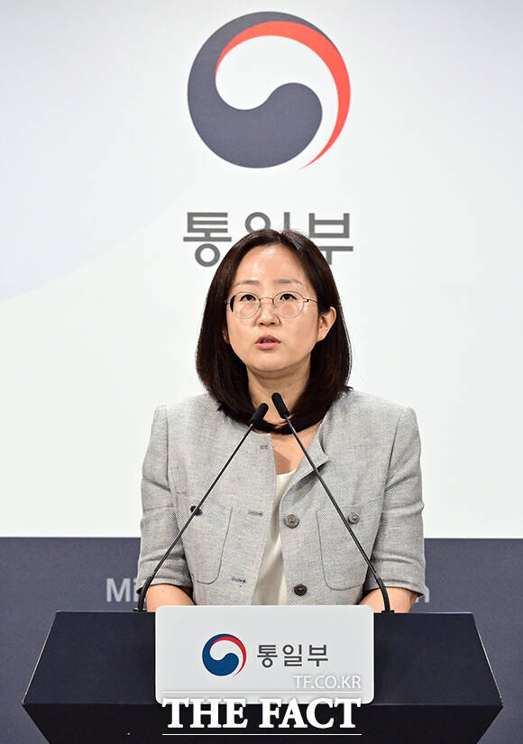 장윤정 통일부 부대변인이 26일 오전 서울 종로구 정부서울청사에서 현안 관련 정례브리핑을 하고 있다. /임영무 기자