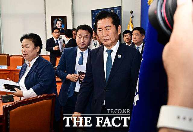 더불어민주당 8·17 전당대회 출마가 유력시되는 정청래 민주당 의원이 당대표직 사퇴 이후 이재명 정부에 맞서는 듯한 모습을 연출하며 당내 긴장감이 높아지고 있다. /배정한 기자