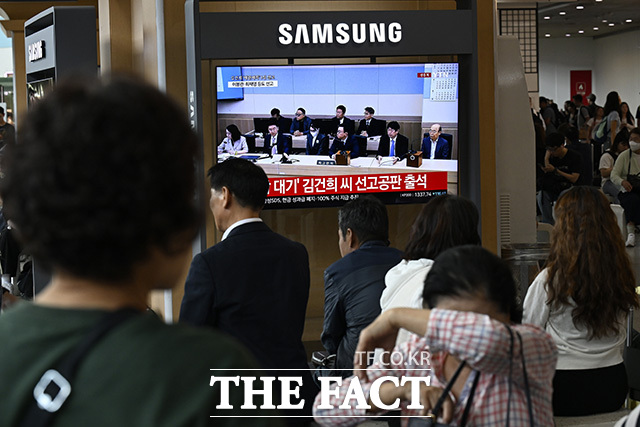 대합실 TV 화면에 김 씨의 모습이 방송되고 있다.