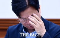  회의자료 살펴보는 김영훈 고용노동부 장관 [포토]