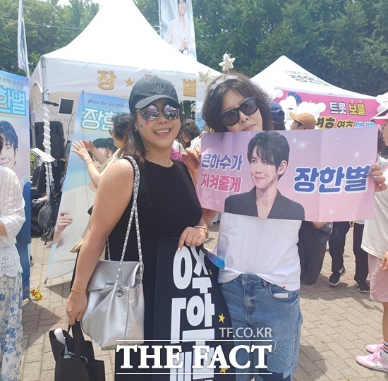 장한별의 열성팬이라고 밝힌 닉네임 '진심'(서울 광진구, 아래 사진 왼쪽)은 