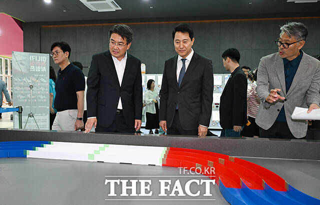 오세훈 서울시장(왼쪽)과 오승록 노원구청장이 27일 오후 서울 노원구 '점프'에서 열린 노원구립 '점프' 개관식에 참석해 시설을 둘러보고 있다. /박헌우 기자