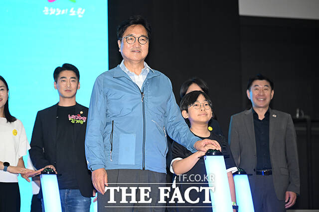 오세훈 서울시장(왼쪽)과 오승록 노원구청장이 27일 오후 서울 노원구 '점프'에서 열린 노원구립 '점프' 개관식에 참석해 기념촬영을 하고 있다. /박헌우 기자