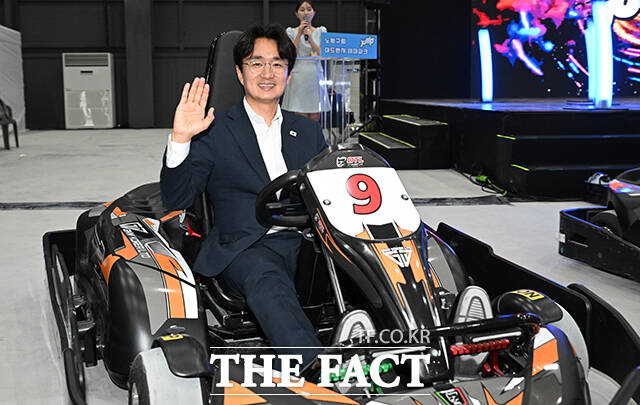 오세훈 서울시장(왼쪽)과 오승록 노원구청장이 27일 오후 서울 노원구 '점프'에서 열린 노원구립 '점프' 개관식에 참석해 기념촬영을 하고 있다. /박헌우 기자