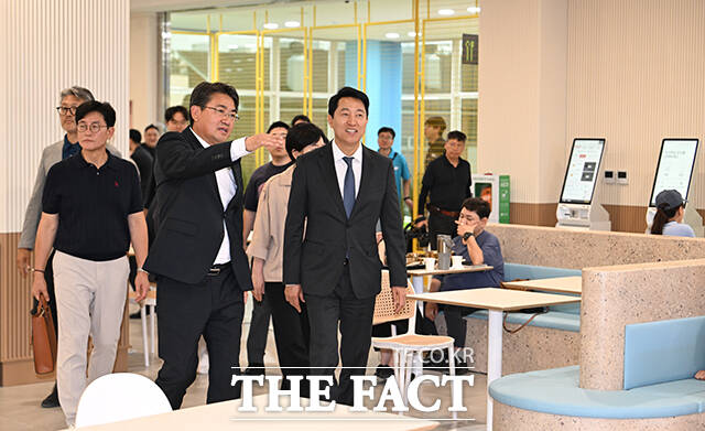 오세훈 서울시장(왼쪽)과 오승록 노원구청장이 27일 오후 서울 노원구 '점프'에서 열린 노원구립 '점프' 개관식에 참석해 시설을 둘러보고 있다. /박헌우 기자