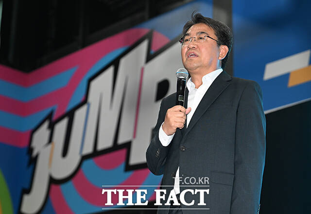 오세훈 서울시장(왼쪽)과 오승록 노원구청장이 27일 오후 서울 노원구 '점프'에서 열린 노원구립 '점프' 개관식에 참석해 기념촬영을 하고 있다. /박헌우 기자