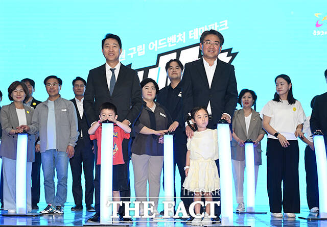 오세훈 서울시장(왼쪽)과 오승록 노원구청장이 27일 오후 서울 노원구 '점프'에서 열린 노원구립 '점프' 개관식에 참석해 기념촬영을 하고 있다. /박헌우 기자