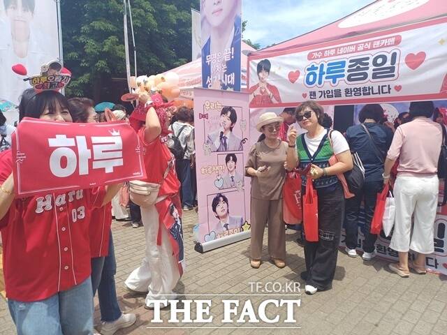 장한별의 열성팬이라고 밝힌 닉네임 '진심'(서울 광진구, 아래 사진 왼쪽)은 