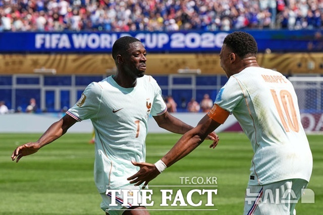 프랑스가 27일(한국시간) 2026 국제축구연맹(FIFA) 북중미 월드컵에서 노르웨이를 제압하며 조 1위로 32강에 진출했다. 사진은 이날 프랑스의 우스만 뎀벨레(왼쪽)가 헤드트릭 기록 후 킬리안 음바페에게 달려가는 모습. /뉴시스. AP.