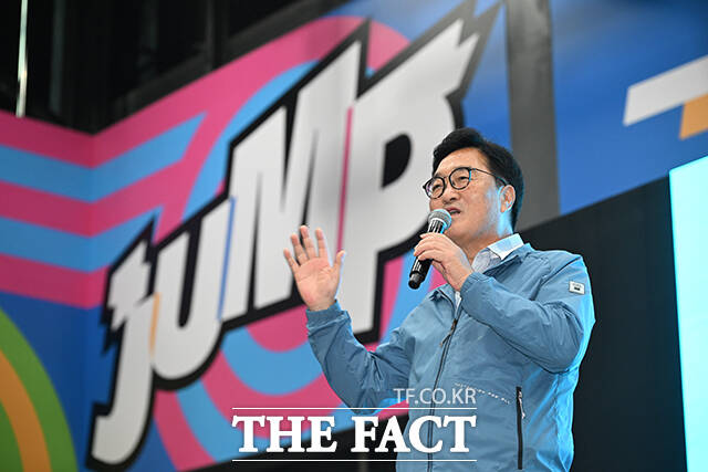 오세훈 서울시장(왼쪽)과 오승록 노원구청장이 27일 오후 서울 노원구 '점프'에서 열린 노원구립 '점프' 개관식에 참석해 기념촬영을 하고 있다. /박헌우 기자