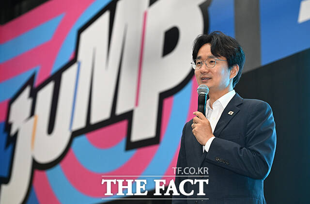 오세훈 서울시장(왼쪽)과 오승록 노원구청장이 27일 오후 서울 노원구 '점프'에서 열린 노원구립 '점프' 개관식에 참석해 기념촬영을 하고 있다. /박헌우 기자