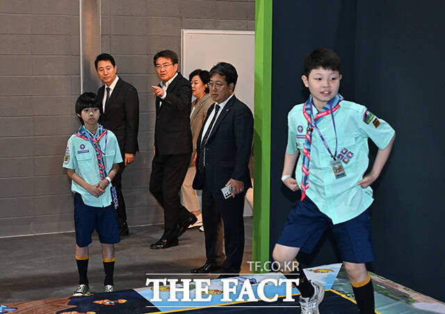 오세훈 서울시장(왼쪽)과 오승록 노원구청장이 27일 오후 서울 노원구 '점프'에서 열린 노원구립 '점프' 개관식에 참석해 시설을 둘러보고 있다. /박헌우 기자