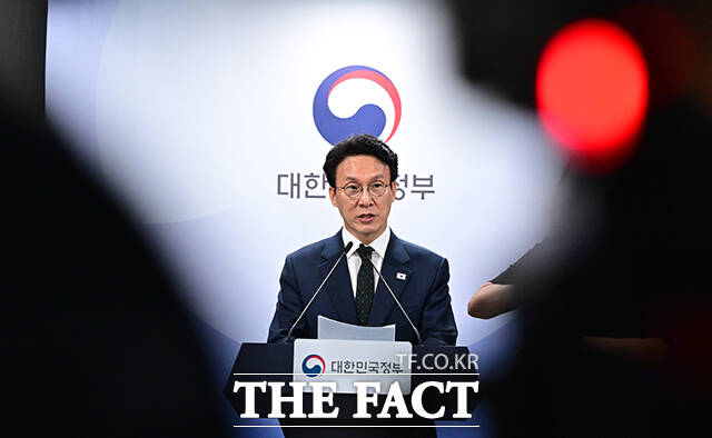 김민석 국무총리가 지난 25일 서울 종로구 정부서울청사에서 정부 현안과 관련해 브리핑을 하고 있다. /임영무 기자