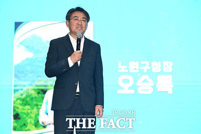 오세훈 서울시장(왼쪽)과 오승록 노원구청장이 27일 오후 서울 노원구 '점프'에서 열린 노원구립 '점프' 개관식에 참석해 기념촬영을 하고 있다. /박헌우 기자