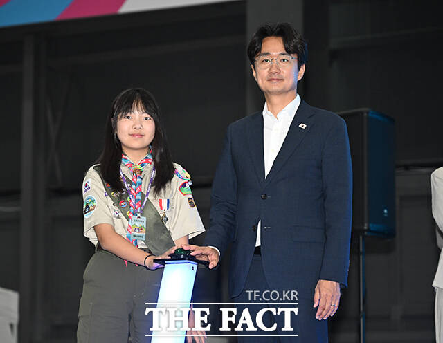 오세훈 서울시장(왼쪽)과 오승록 노원구청장이 27일 오후 서울 노원구 '점프'에서 열린 노원구립 '점프' 개관식에 참석해 기념촬영을 하고 있다. /박헌우 기자
