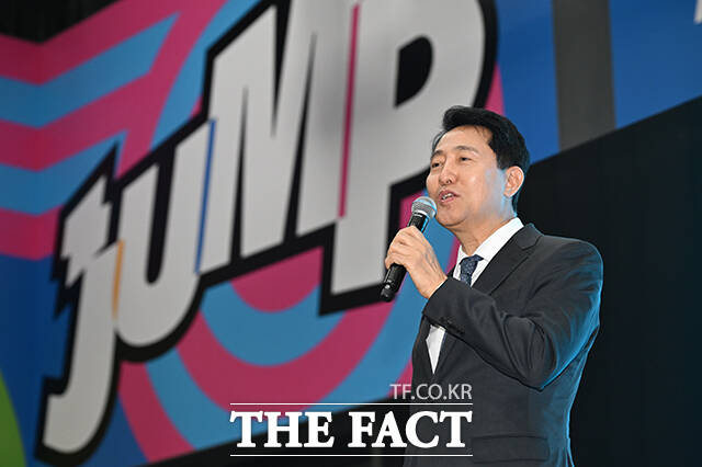 오세훈 서울시장(왼쪽)과 오승록 노원구청장이 27일 오후 서울 노원구 '점프'에서 열린 노원구립 '점프' 개관식에 참석해 기념촬영을 하고 있다. /박헌우 기자