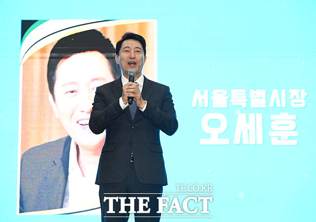 오세훈 서울시장(왼쪽)과 오승록 노원구청장이 27일 오후 서울 노원구 '점프'에서 열린 노원구립 '점프' 개관식에 참석해 기념촬영을 하고 있다. /박헌우 기자