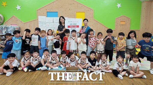 아해뜰어린이집이 지역사회 나눔문화 확산을 위해 26일 바자회를 통해 모은 성금 32만 6000원을 대전시 대덕구 송촌동에 기부했다. /대덕구