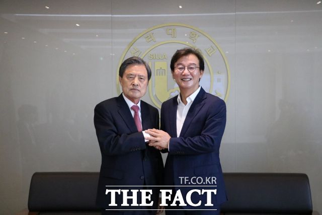 허남식(왼쪽부터) 전 부산시장과 전재수 부산시장 당선인 /전 당선인 SNS