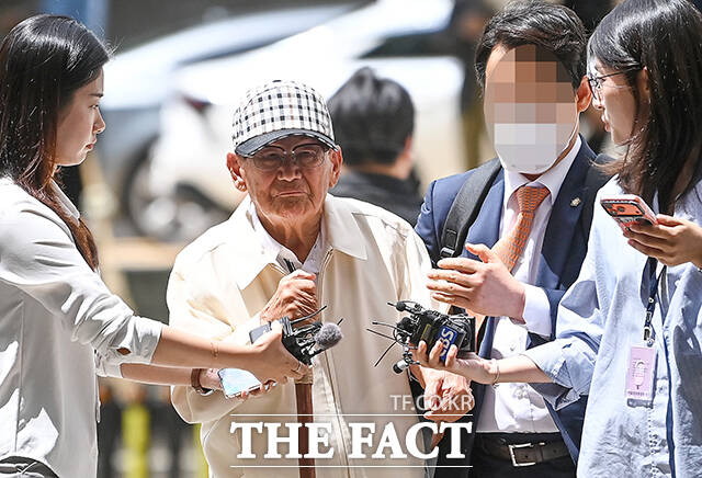 신도들을 국민의힘 당원으로 집단 입당시킨 의혹을 받는 이만희 신천지 총회장이 구속적부심을 청구했지만 받아들여지지 않았다. 이 총회장이 지난 24일 서울 서초구 서울중앙지방법원에서 열린 구속영장실질심사에 출석하고 있다. /남윤호 기자