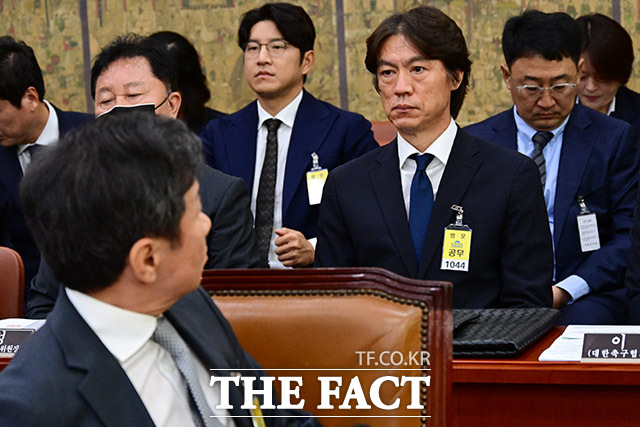 정몽규 대한축구협회장(왼쪽)이 2024년 9월 24일 국회 문화체육관광위원회에서 열린 대한축구협회 등에 대한 현안 질의에 증인 출석해 홍명보 축구 국가대표팀 감독을 바라보고 있다./더팩트 DB