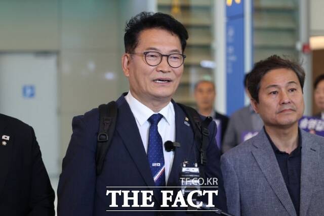 송영길 더불어민주당 의원이 27일 조정식 국회의장 특사 자격으로 미국 방문 일정을 마치고 인천국제공항 제2여객터미널을 통해 귀국해 취재진 질문에 답하고 있다. /인천국제공항=뉴시스