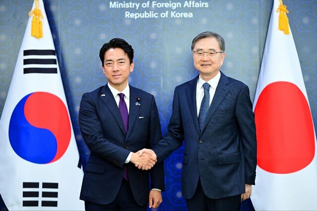 조현 외교부 장관(오른쪽)은 28일 한일 국방장관회담을 위해 방한한 고이즈미 신지로 일본 방위상과 만나 한일 관계 전반 등에 대해 의견을 교환하면서 한일 안보협력은 우리 국민의 정서와 관련된 문제라고 했다. /외교부