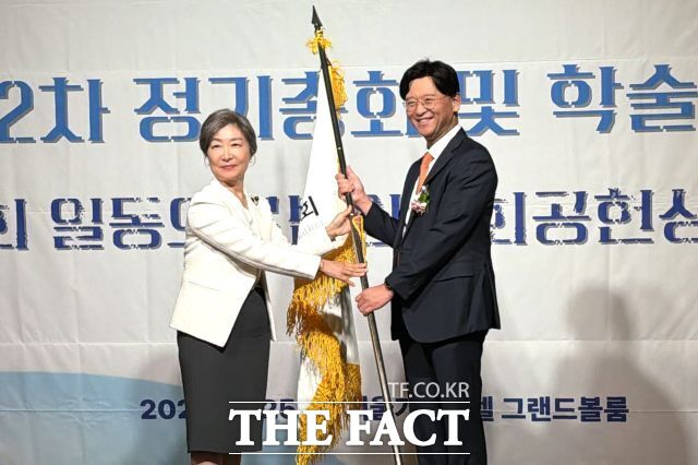 25일 서울가든호텔 그랜드볼룸에서 열린 대한의료법인연합회 제22차 정기총회에서 제9대 회장으로 선출된 혜원의료재단 세종병원 박진식 이사장(사진 오른쪽)이 전임 류은경 회장으로부터 연합회기를 넘겨받고 기념 촬영하고 있다. /세종병원