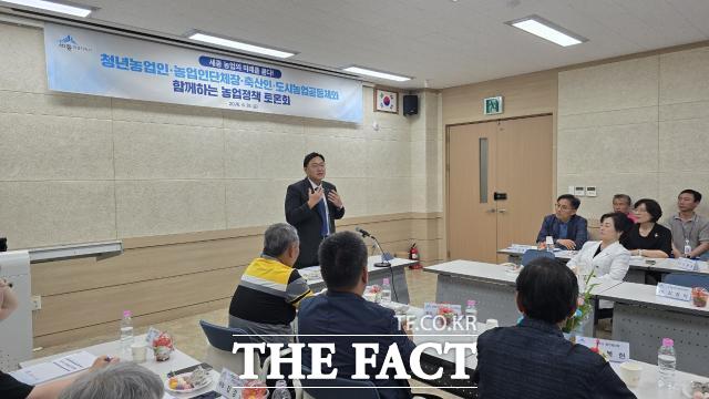 조상호 세종시장 당선인이 26일 농업기술센터 강의실에서 열린 '세종농업 미래비전 토론회'에 참석해 지역 농업인과 농업정책 방향을 논의하고 있다. /조상호 인수위