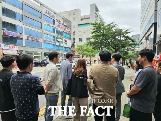 민선9기 양주대전환 시민주권 인수위원회가 최근 양주시 공무원, 고읍동 상가번영회 임원진 등과 함께 고읍동 중심상권을 찾아 상권 현황을 점검하고 있다. /양주시 인수위