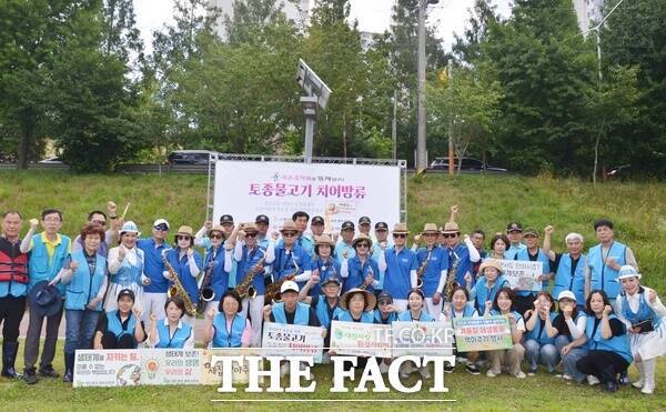 환경생태보존회와 사단법인 대전봉사체험교실이 28일 대전 중구 유등천에서 회원들과 대전시민들이 참석한 가운데 ‘제65회 토종물고기 치어 방류 행사’를 열었다. /선치영 기자
